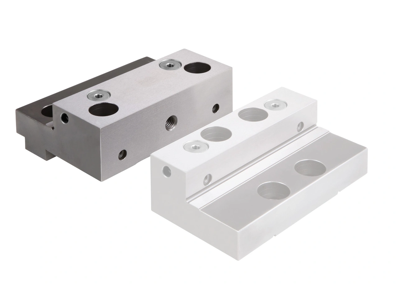 Step jaw fixed for gripper studs